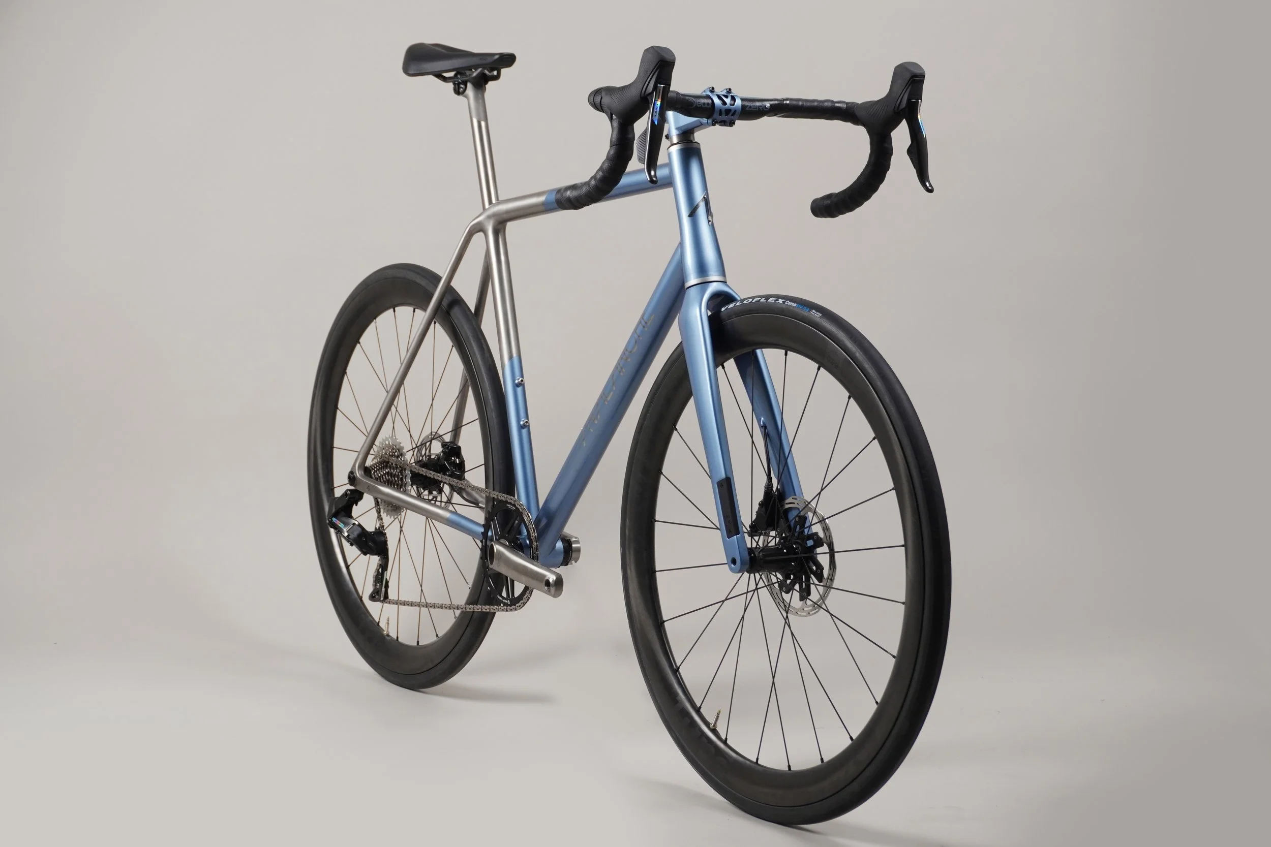 AVALANCHE C-WIDE 162cm×PROJECT OF SEVENS UK- AVALANCHE CYCLE- TITANIUM ICE BLUE (copie) — AVALANCHE